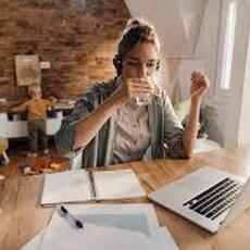 Un juzgado reconoce el teletrabajo a una funcionaria valenciana para atender a sus padres